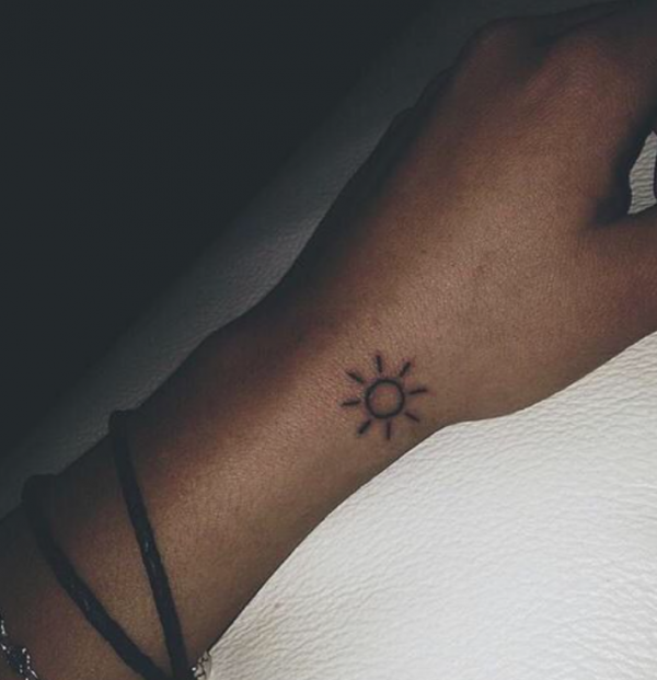 Simbol matahari kecil di pergelangan tangan